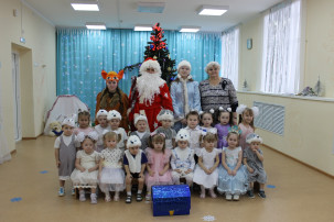 Новогодний утренник в младшей разновозрастной группе Новогодний утренник в младшей разновозрастной группе.